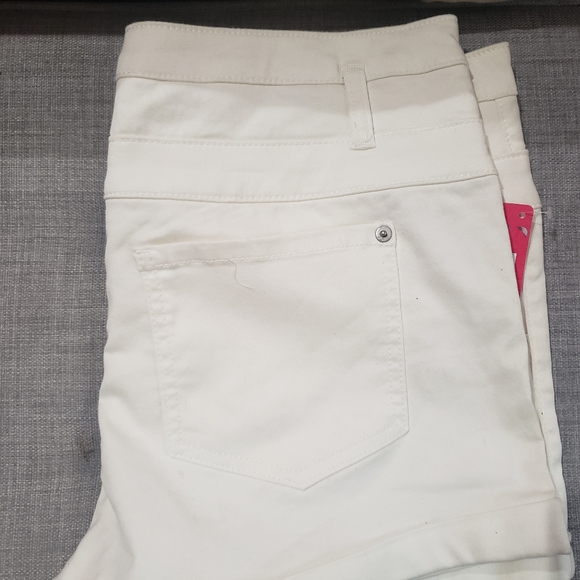 Shorts - Picture 2 of 5